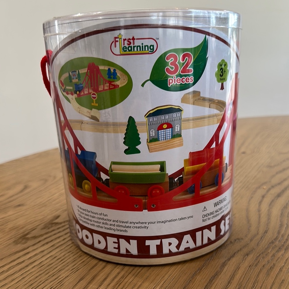 Wooden Train Set - 32 Pieces - Red and Green